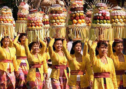 Balinese ladies carrying fruit